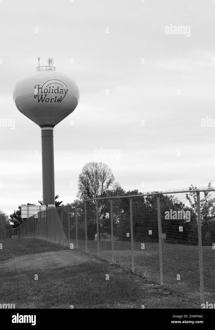 Insegna Holiday World sulla torre dell'acqua di Babbo Natale, Indiana, Stati Uniti. Foto Stock