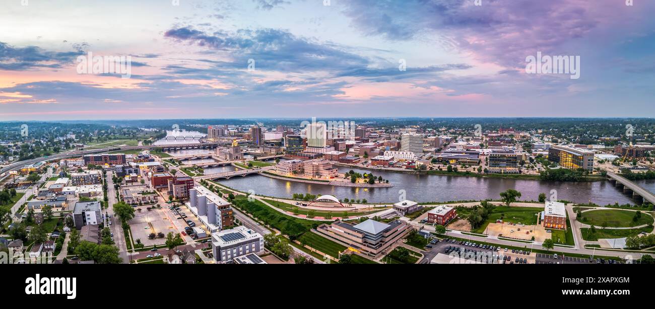 Cedar Rapids, Iowa, USA, paesaggio urbano sul fiume Cedar al crepuscolo. Foto Stock