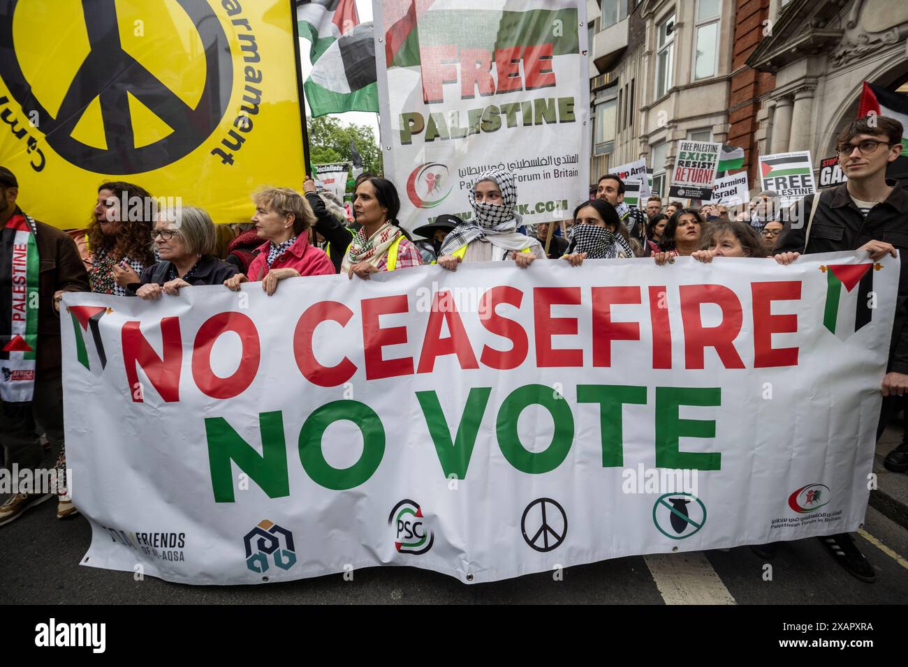 Londra, Regno Unito. 8 giugno 2024. Sostenitori pro Palestina in una dimostrazione nazionale per Gaza in marcia da Russell Square a una manifestazione in Piazza del Parlamento che chiede un cessate il fuoco immediato, la fine delle vendite di armi a Israele e la fine delle ostilità a Gaza. Crediti: Stephen Chung / Alamy Live News Foto Stock