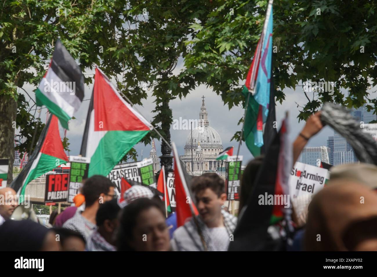 La gente partecipa a una manifestazione nazionale per Gaza da Russell Square a Whitehall a Londra. Data foto: Sabato 8 giugno 2024. Foto Stock