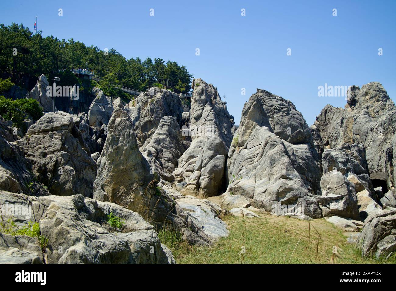 Donghae City, Corea del Sud - 18 maggio 2024: Maestose formazioni rocciose vicino alla famosa Chuam Candlestick Rock a Donghae. Caratteristiche del paesaggio robusto Foto Stock