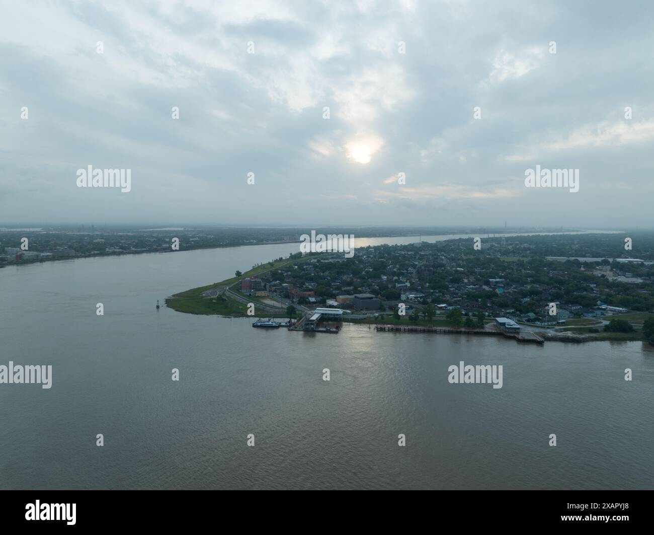 Vista aerea del vivace lungofiume del centro di New Orleans lungo il fiume Mississippi, che mostra i grattacieli iconici della città. Foto Stock