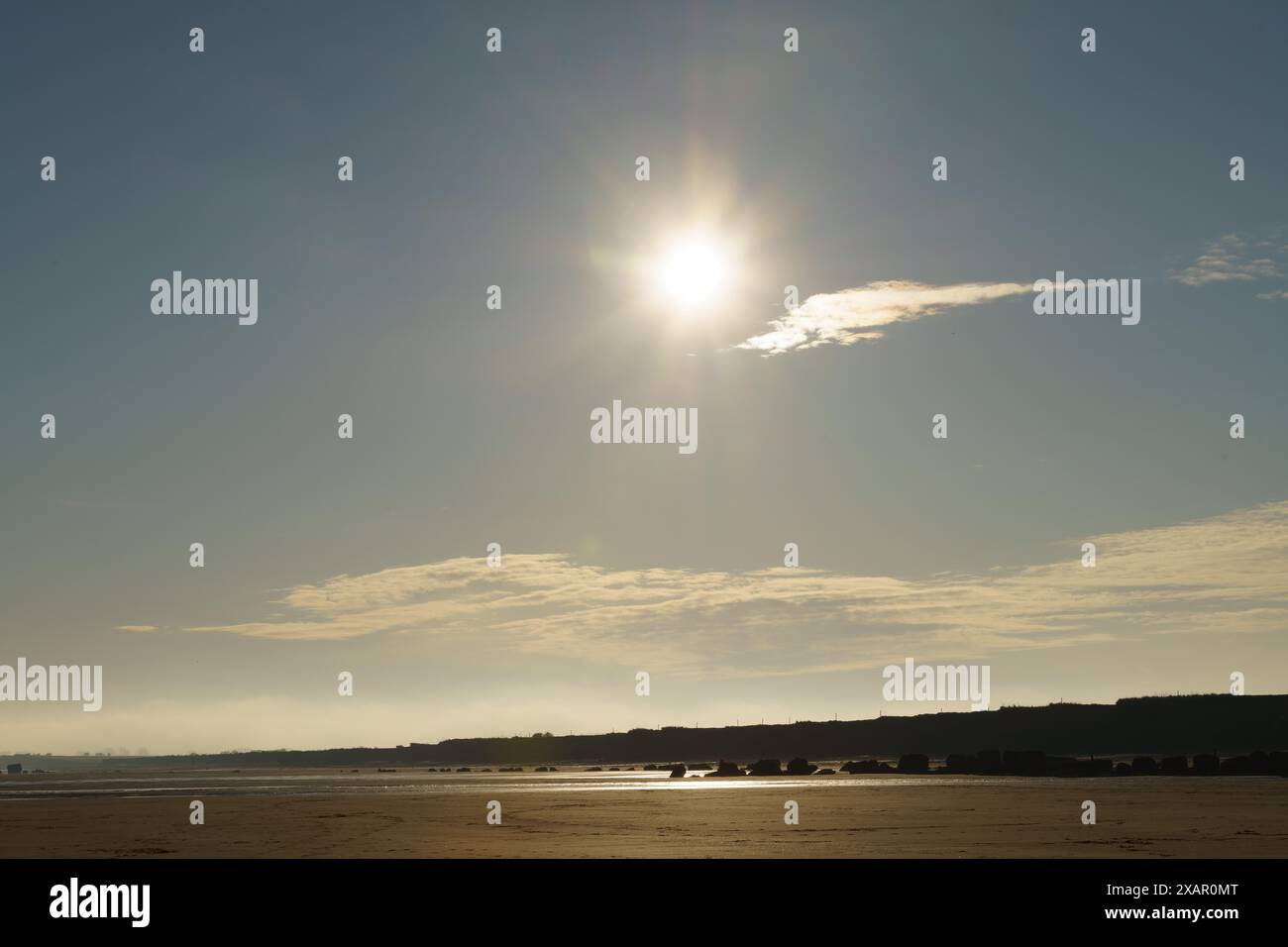 I resti erosi delle difese costiere e delle pillbox sulla costa dell'East Yorkshire a Fraisthorpe Beach. Foto Stock