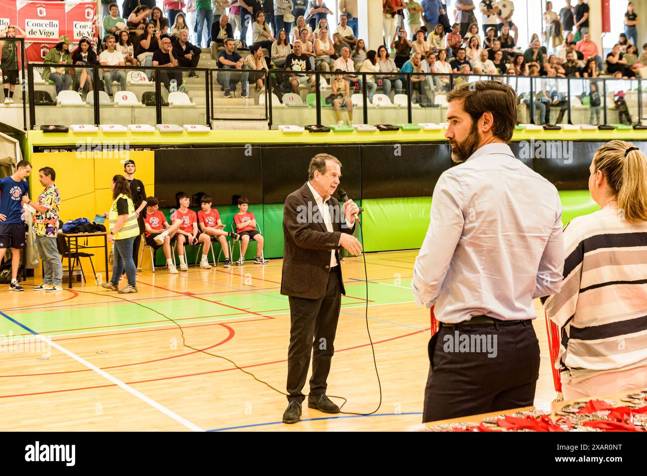 Vigo, Spagna. Giu., 8th, 2024. Entrega de medallas del torneo de baloncesto Seis do Nadal, por el alcalde Abel Caballero. Credito. Xan Gasalla Alamy Live News Foto Stock