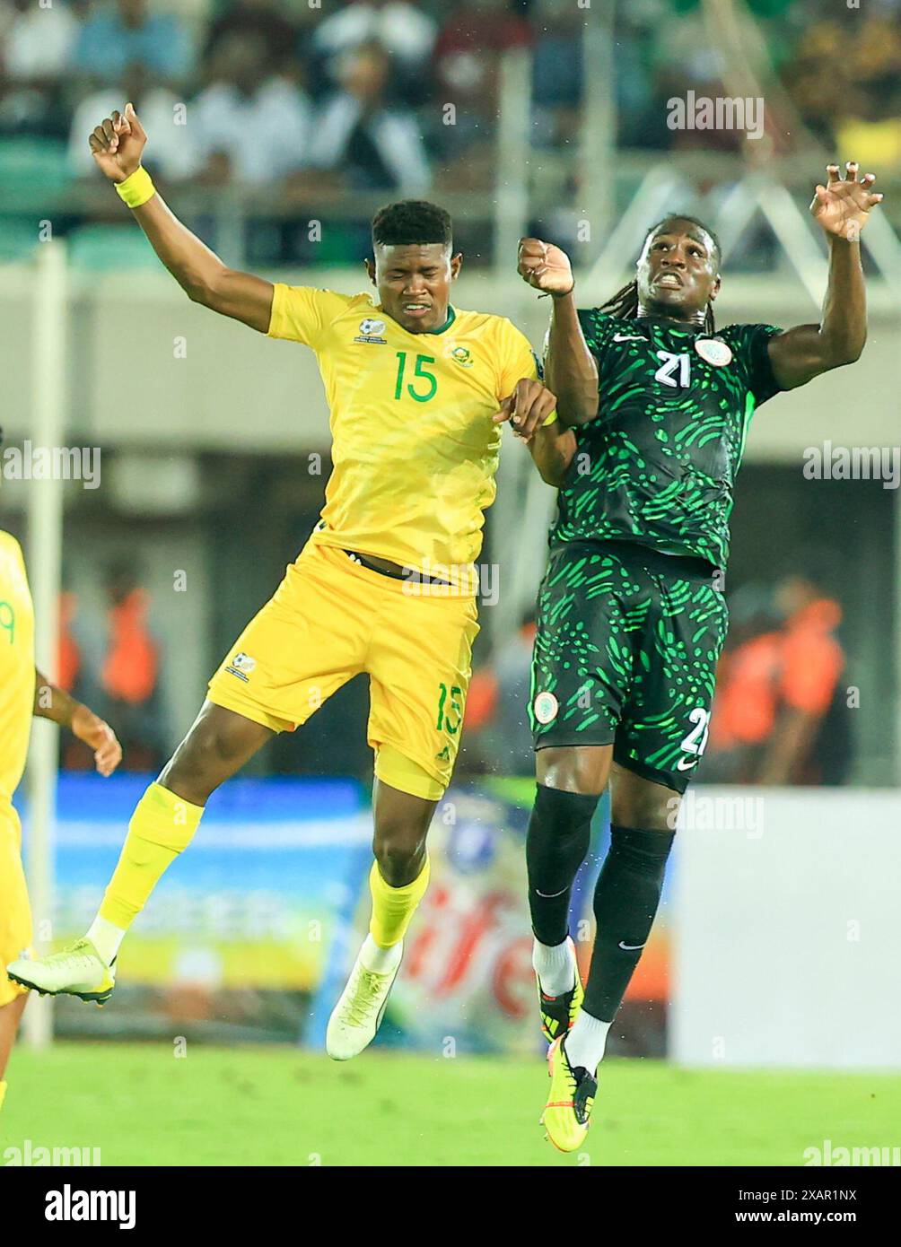 Uyo, Nigeria, 7 giugno 2024, Nigeria vs Sudafrica. Qualificazione alla Coppa del mondo FIFA 2026. Calvin Bassey salta con Aubaas Bathusi. Credito: Victor modo credito: Victor modo/Alamy Live News Foto Stock