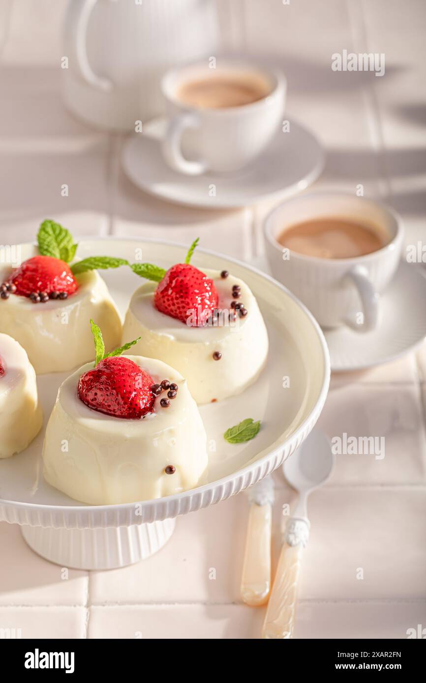 Monoporzione di cheesecake dolce con mousse di fragole e vaniglia. Cheesecake alle fragole con glassa alla vaniglia. Foto Stock