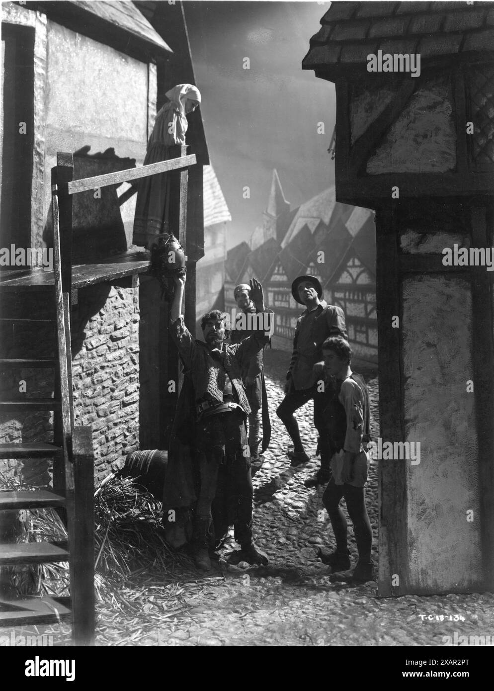 ROBERT NEWTON, FREDERICK COOPER, ROY EMERTON e GEORGE COLE salutano FREDA JACKSON in una scena di HENRY V 1944 regista LAURENCE OLIVIER Play WILLIAM SHAKESPEARE Art Director PAUL SCERIFFO Costume Design ROGER FURSE Music WILLIAM WALTON Two Cities Films / Eagle-Lion Distributors Foto Stock