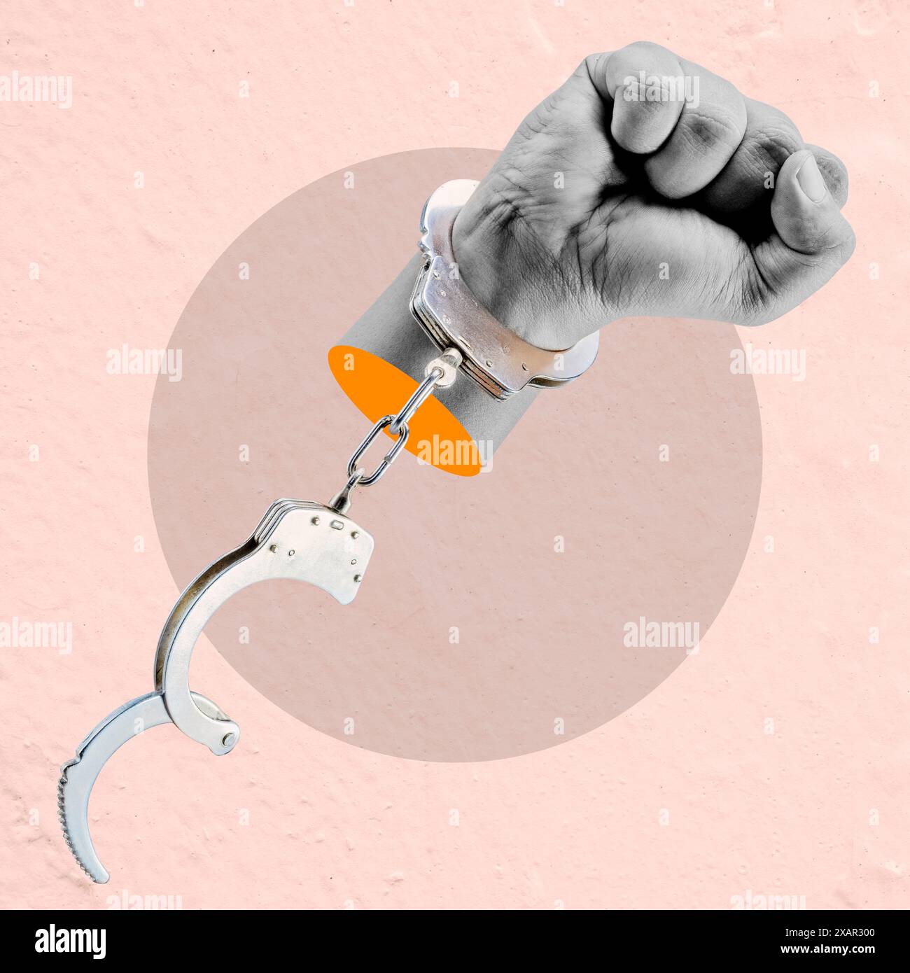 Una mano con le manette viene tenuta in aria. L'immagine ha lo scopo di trasmettere un senso di libertà e ribellione Foto Stock