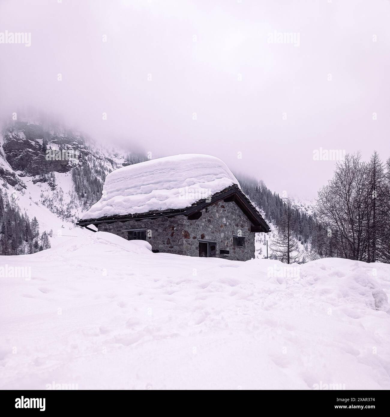 vecchio capannone coperto di neve Foto Stock