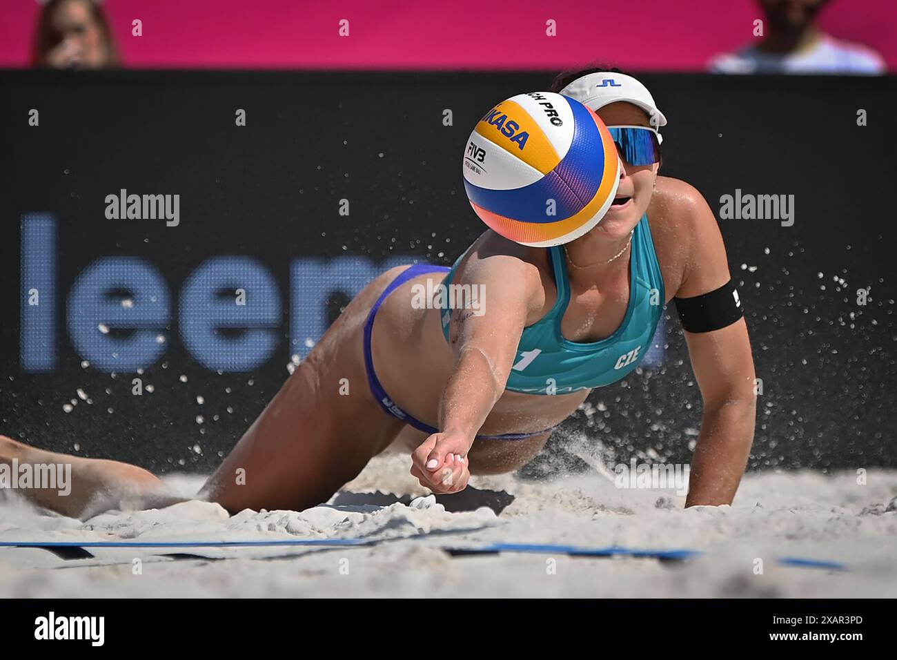 Ostrava, Repubblica Ceca. 8 giugno 2024. Ceca Barbora Hermannova in azione durante il Pro Tour Ostrava Match Barbora Hermannova, Marie-Sara Stochlova della Repubblica Ceca contro Ana Patricia Silva Ramos, Eduarda Santos Lisboa (Duda Lisboa) del Brasile a Ostrava, Repubblica Ceca, 8 giugno 2024. Crediti: Jaroslav Ozana/CTK Photo/Alamy Live News Foto Stock
