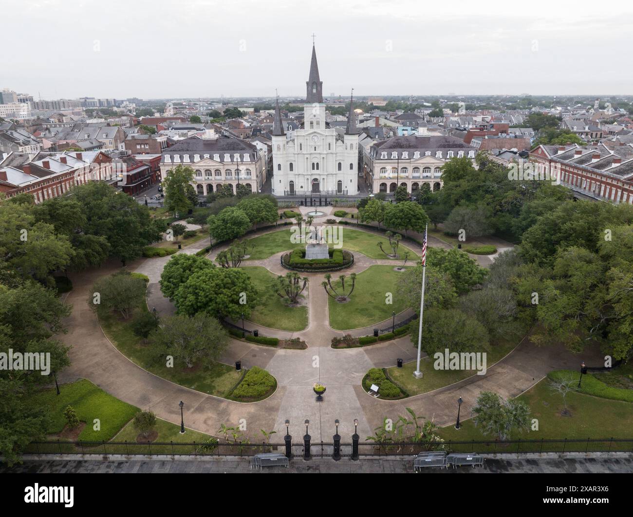 Vista aerea della storica cattedrale di St. Louis e degli edifici circostanti a Jackson Square, New Orleans, Louisiana. Foto Stock