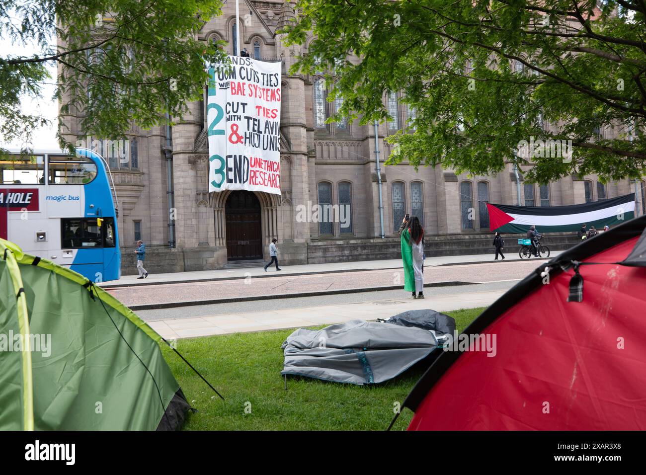 Pro Palestinian Banner con richieste sulla torre Whitworth occupata dagli studenti dell'Università di Manchester. Palestina proteste di guerra a Gaza a Manchester nel Regno Unito. I manifestanti hanno marciato da St Peter's Square fino all'Università di Manchester, dove gli studenti hanno occupato l'edificio Whitworth e hanno allestito un campo tendato nel campus dell'Università di Manchester per protestare sui contatti dell'Università con Israele. I banner includevano messaggi che chiedevano al Regno Unito di smettere di armare Israele e agli elettori di non votare per Rishi Sunak e Keir Starmer nelle prossime elezioni britanniche. Manchester UK>foto: Garyroberts/worldwidefeatures.com Foto Stock