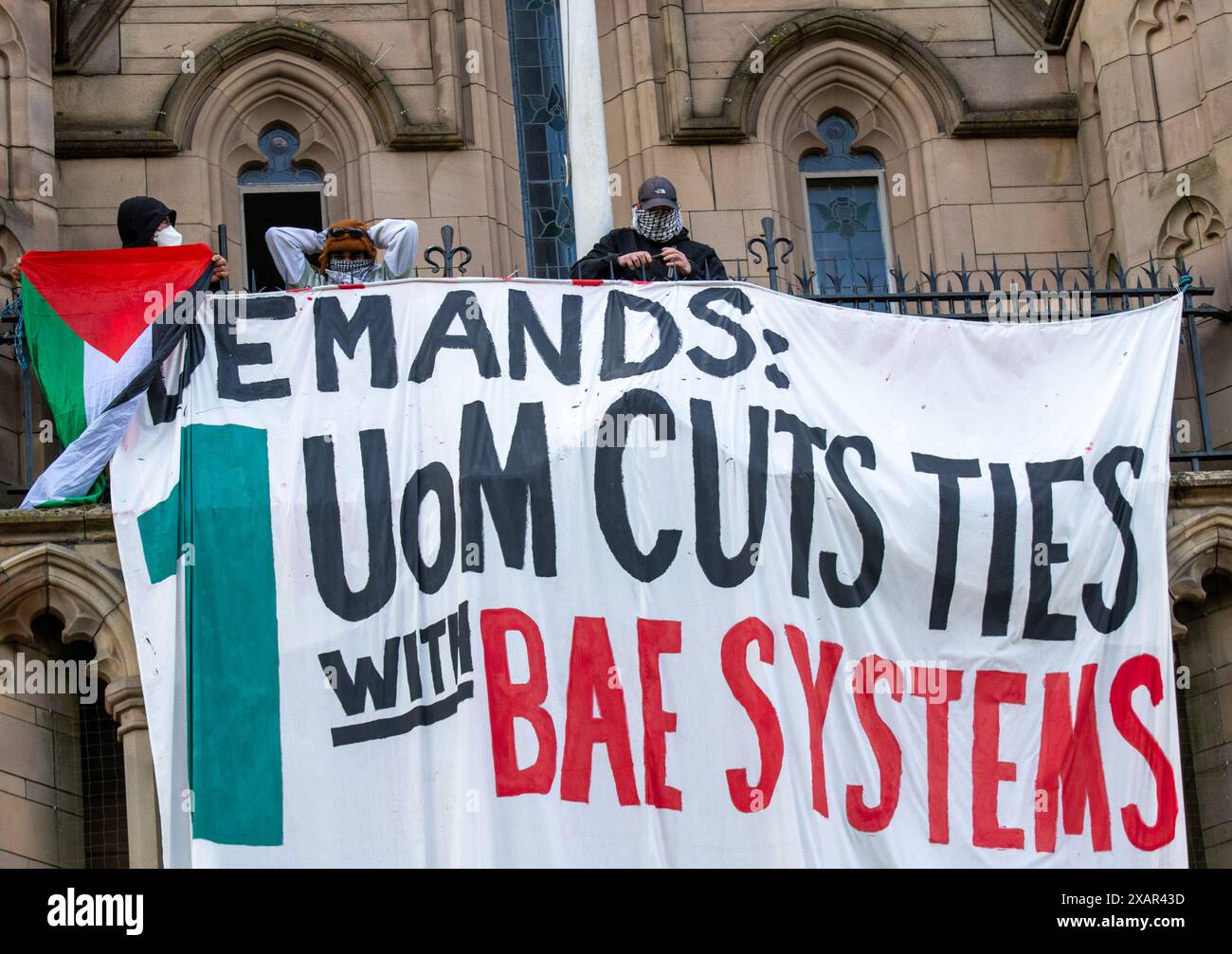 Pro Palestinian Banner con richieste sulla torre Whitworth occupata dagli studenti dell'Università di Manchester. Palestina proteste di guerra a Gaza a Manchester nel Regno Unito. I manifestanti hanno marciato da St Peter's Square fino all'Università di Manchester, dove gli studenti hanno occupato l'edificio Whitworth e hanno allestito un campo tendato nel campus dell'Università di Manchester per protestare sui contatti dell'Università con Israele. I banner includevano messaggi che chiedevano al Regno Unito di smettere di armare Israele e agli elettori di non votare per Rishi Sunak e Keir Starmer nelle prossime elezioni britanniche. Manchester UK>foto: Garyroberts/worldwidefeatures.com Foto Stock