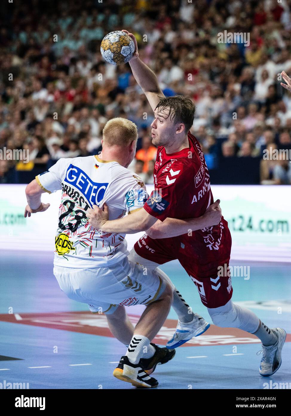 Colonia, Germania. 8 giugno 2024. Pallamano: Champions League, SC Magdeburg - Aalborg HB, turno finale, Final Four, semifinale, Lanxess Arena. Thomas Arnolsen (r) di Aalborg e Magnus Saugstrup di Magdeburg combattono per il ballo. Credito: Marius Becker/dpa/Alamy Live News Foto Stock