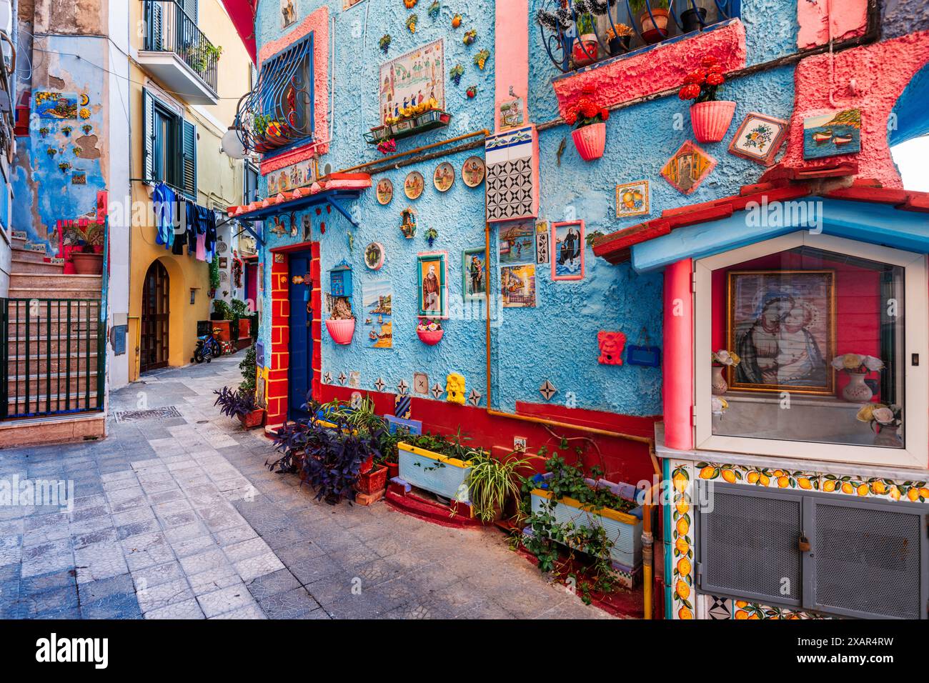 Vietri sul Mare, strade cittadine decorate in modo decorato in Italia. Foto Stock