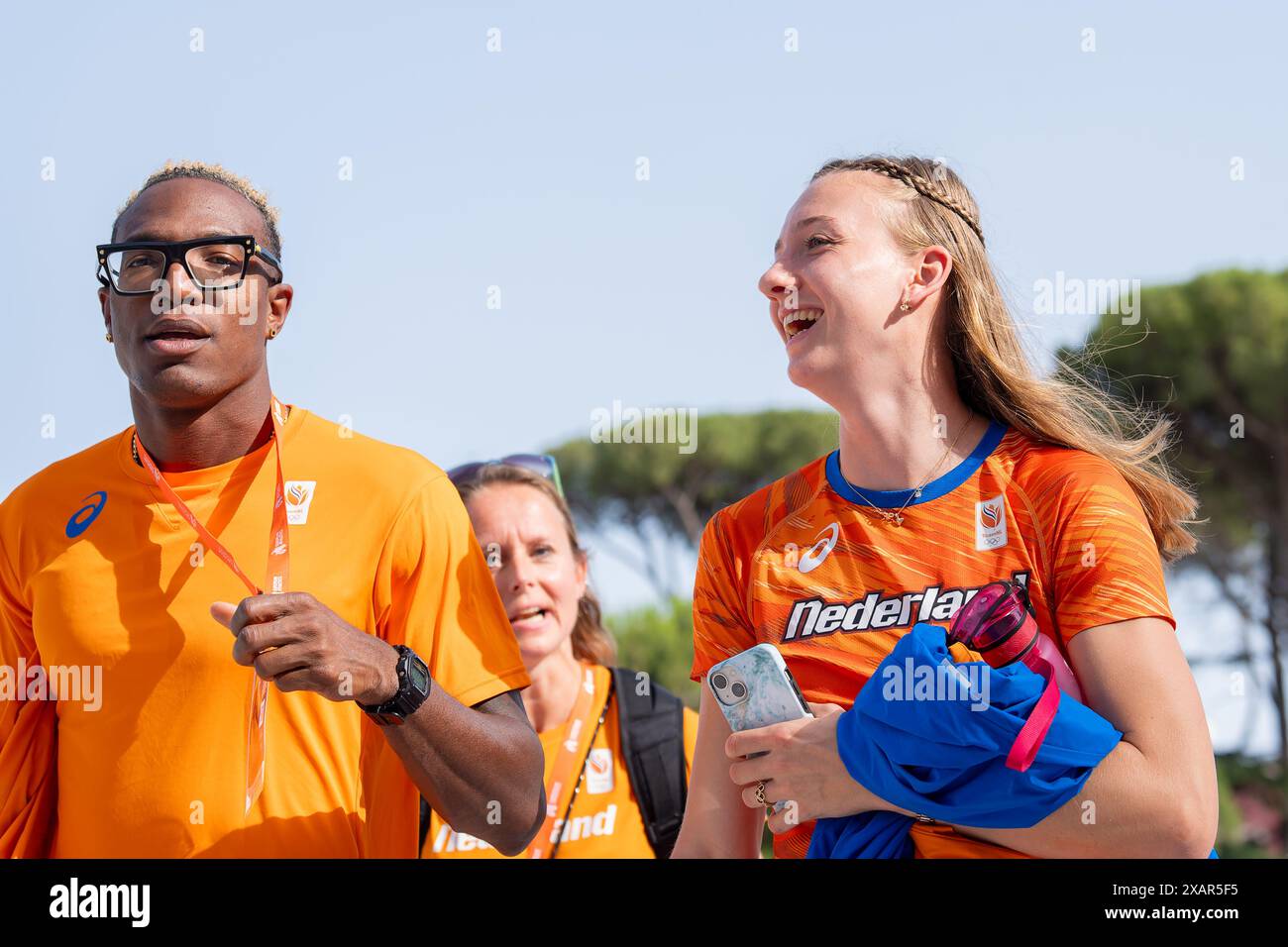 Roma, Italia. 8 giugno 2024. ROMA, ITALIA - 8 GIUGNO: Liemarvin Bonevacia dei Paesi Bassi e Femke Bol dei Paesi Bassi durante la cerimonia del podio dopo aver gareggiato nella staffetta mista 4x400 m durante il secondo giorno dei Campionati europei di atletica leggera - Roma 2024 allo Stadio Olimpico l'8 giugno 2024 a Roma, Italia. (Foto di Joris Verwijst/Agenzia BSR) credito: Agenzia BSR/Alamy Live News Foto Stock