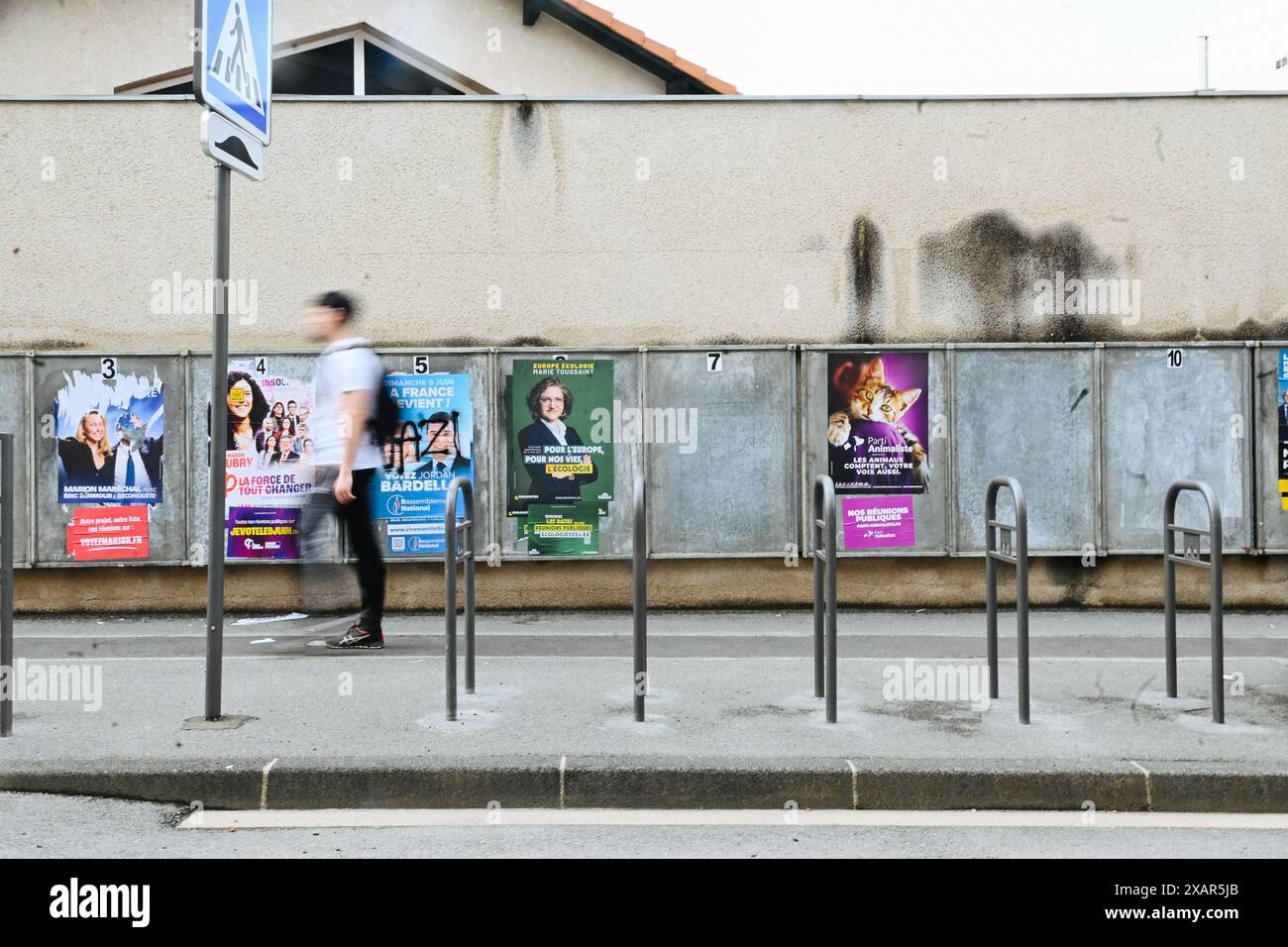 Clermont-Ferrand, Alvernia Rodano Alpes, Francia. 8 giugno 2024. Una persona passa accanto ai poster della campagna. I manifesti della campagna elettorale per le elezioni europee sono stati visti a Clermont-Ferrand, Francia centrale, l'8 giugno 2024, un giorno prima del voto francese per l'elezione dei loro parlamentari europei, il 9 giugno 2024. Adrien Fillon/ZUMA Press (immagine di credito: © Adrien Fillon/ZUMA Press Wire) SOLO PER USO EDITORIALE! Non per USO commerciale! Foto Stock