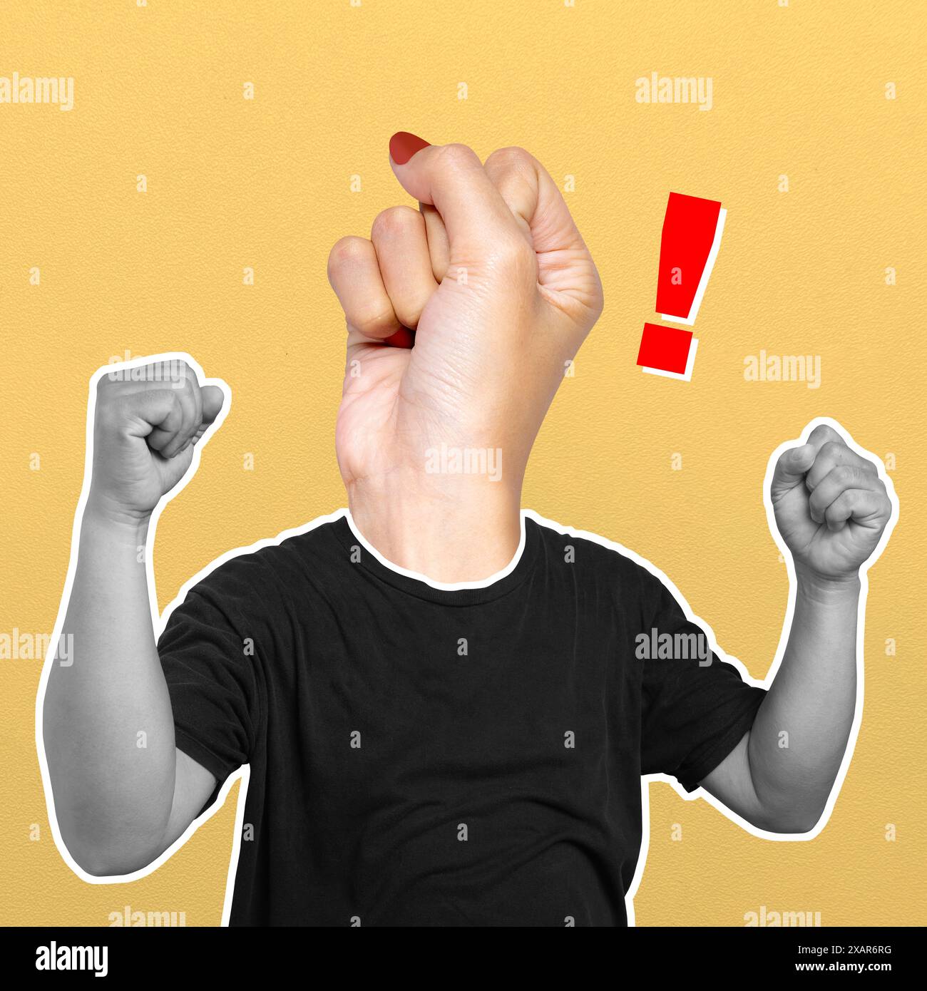 La mano di un uomo è alzata in aria con un punto esclamativo rosso sulla testa. Concetto di eccitazione ed entusiasmo, come se l'uomo celebrasse o esprimano Foto Stock