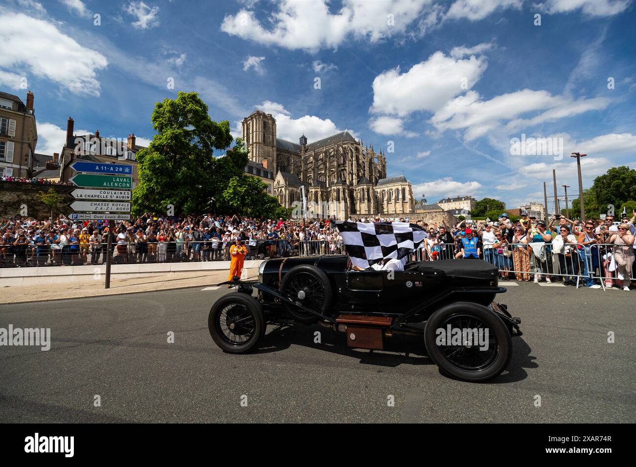 Le Mans, Francia. 8 giugno 2024. Bentley 3 litri Sport durante la processione del Centro città della 24 ore di le Mans 2024, 4° round del Campionato Mondiale Endurance 2024, l'8 giugno 2024 a le Mans, Francia - foto Javier Jimenez/DPPI Credit: DPPI Media/Alamy Live News Foto Stock