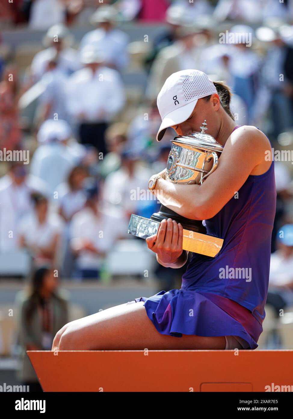 Roland Garros, 08 giugno 2024: IgA Swiatek (POL) sconfigge Jasmine Paolini (ITA) durante l'Open di Francia 2024. Corleve/Mark Peterson Foto Stock