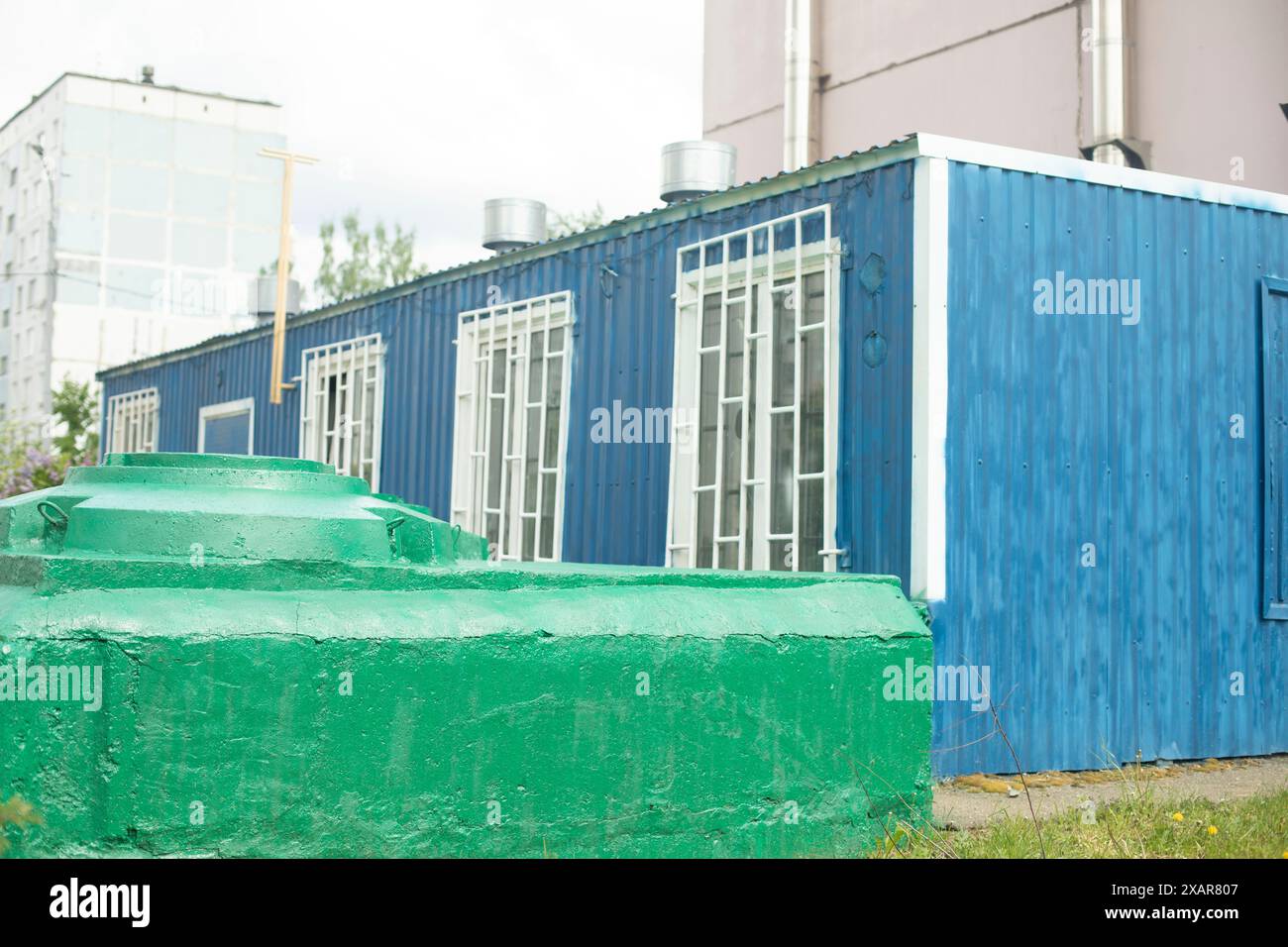 Blue Technical Building. Stazione di riscaldamento vicino alla casa. Edificio a un piano. Piccola sala caldaie per l'edificio. Foto Stock