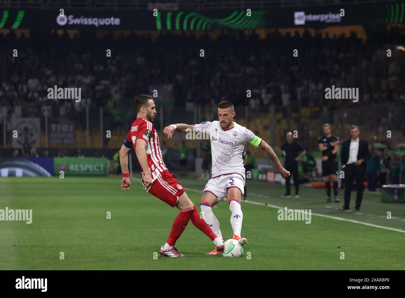 Atene, Grecia. 29 maggio 2024. Kostas Fortounis dell'Olympiacos FC sfida Cristiano Biraghi dell'ACF Fiorentina durante la partita di UEFA Europa Conference League all'AEK Arena di Atene. Il credito per immagini dovrebbe essere: Jonathan Moscrop/Sportimage Credit: Sportimage Ltd/Alamy Live News Foto Stock