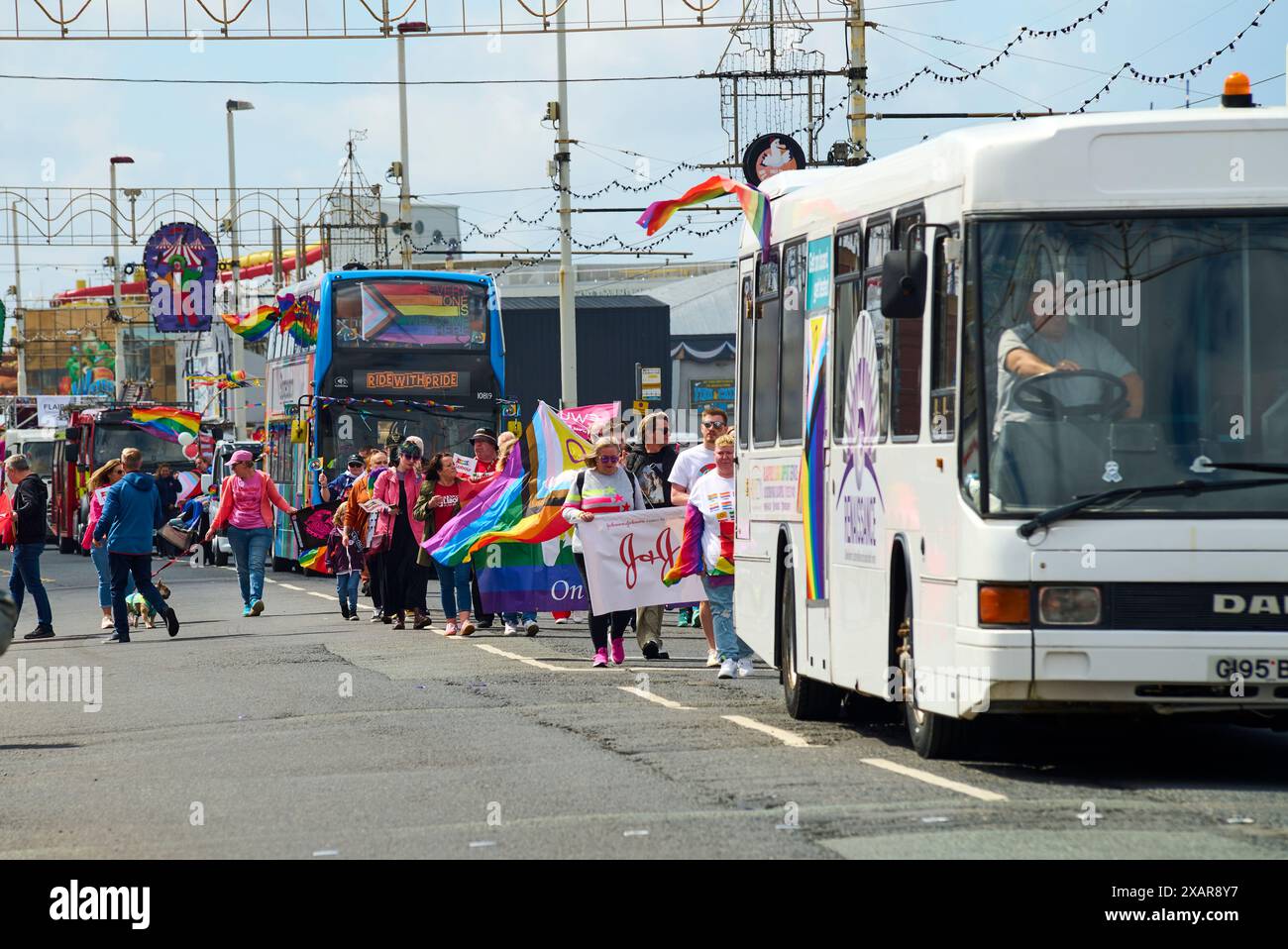 Sfilata Pride lungo la Blackpool Promenade 2024 Foto Stock