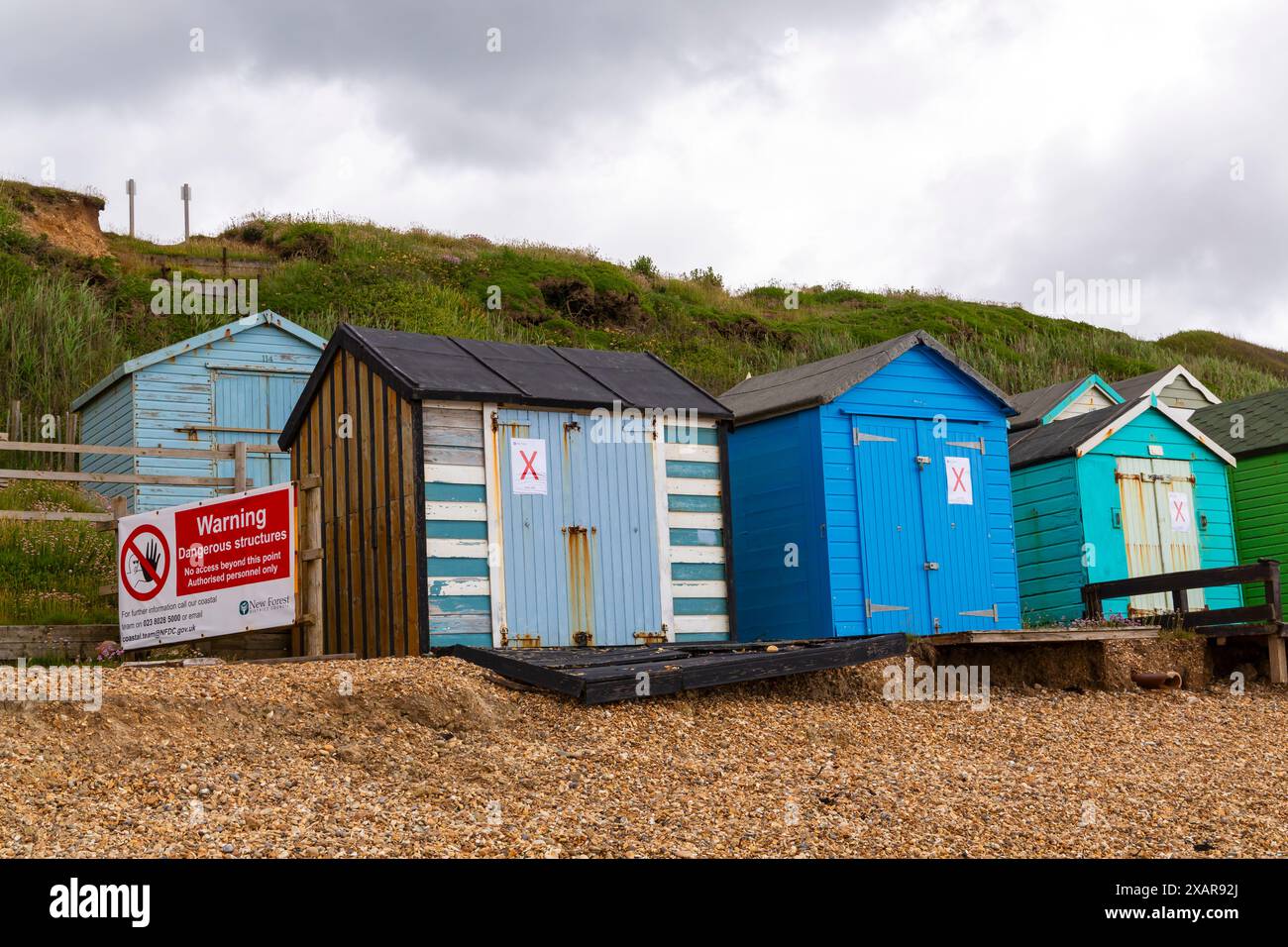 Milford on Sea, Hampshire, Regno Unito. 8 giugno 2024. Alcune capanne sulla spiaggia di Hordle Cliffs, Milford-on-Sea, sono state gravemente danneggiate a causa dell'erosione della spiaggia e dei movimenti di terra in seguito alle tempeste. Il nuovo Consiglio Distrettuale forestale ha organizzato i lavori per iniziare a rimuoverli il lunedì, se le condizioni lo consentono, il lavoro reso più difficile dal limitato accesso alla spiaggia e dal lavoro sulle maree. Crediti: Carolyn Jenkins/Alamy Live News Foto Stock