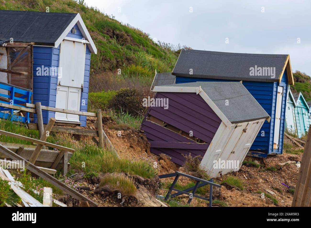 Milford on Sea, Hampshire, Regno Unito. 8 giugno 2024. Alcune capanne sulla spiaggia di Hordle Cliffs, Milford-on-Sea, sono state gravemente danneggiate a causa dell'erosione della spiaggia e dei movimenti di terra in seguito alle tempeste. Il nuovo Consiglio Distrettuale forestale ha organizzato i lavori per iniziare a rimuoverli il lunedì, se le condizioni lo consentono, il lavoro reso più difficile dal limitato accesso alla spiaggia e dal lavoro sulle maree. Crediti: Carolyn Jenkins/Alamy Live News Foto Stock