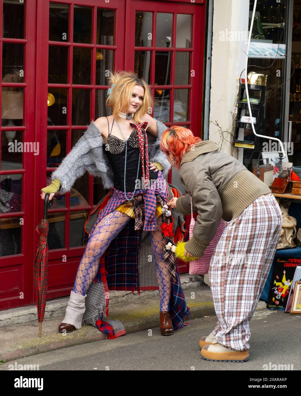 Un modello che posa per le fotografie nelle Marche aux Puces di Parigi, Francia. Foto Stock