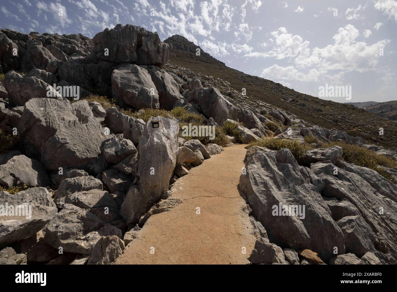 La ricerca viene avviata per il dottor Michael Mosley dopo che è scomparso mentre camminava attraverso le colline di Pedi, sull'isola greca di Symi. Foto Stock