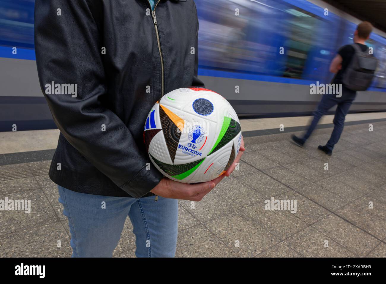 Endlich kommt die Fussball- Europameisterschaft auch nach München. Stolz wird vom fan der neue EM-Ball gehalten. München Bayern Deutschland Copyright: XRolfxPossx Foto Stock