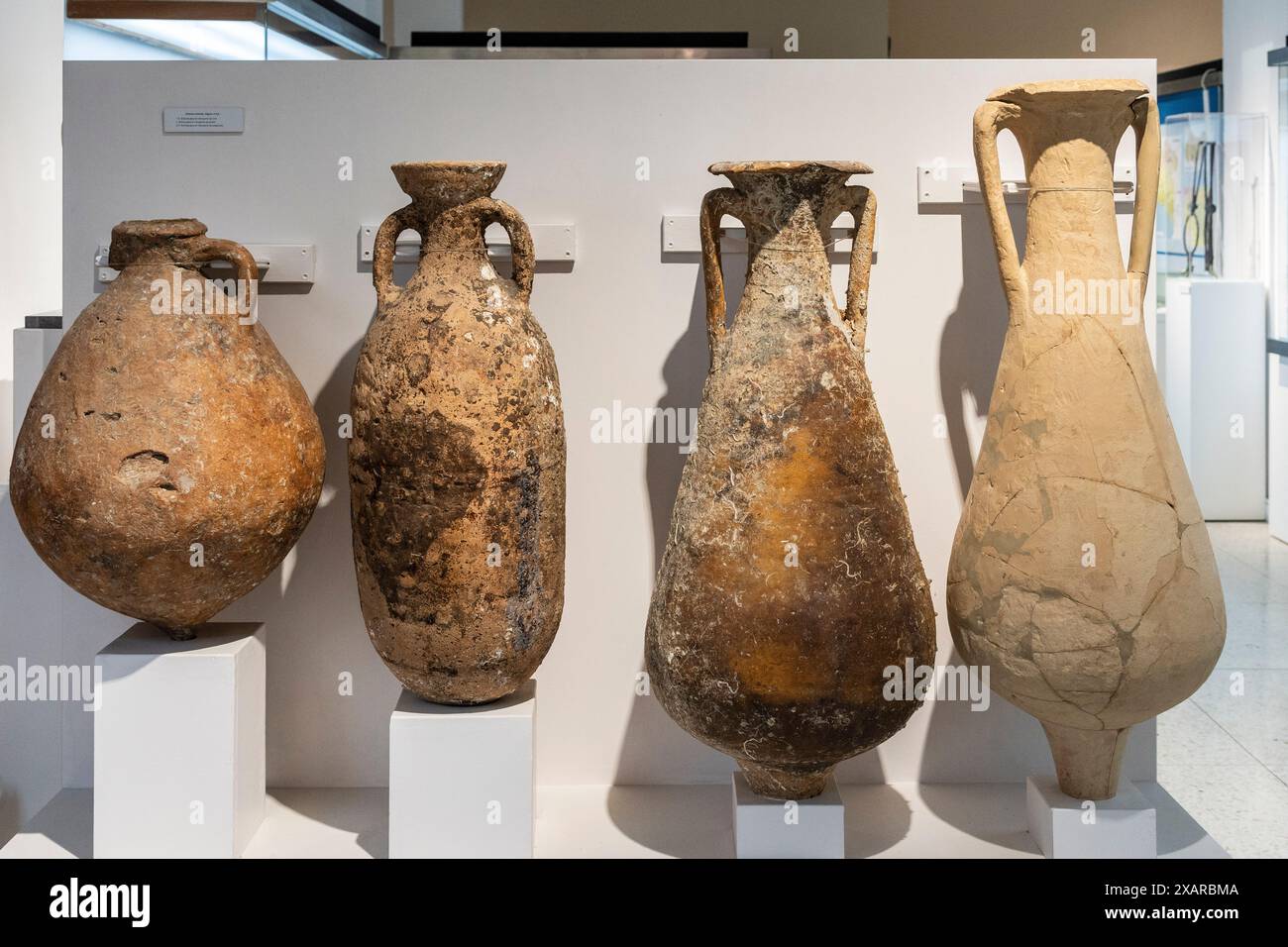 Anfore romane per il trasporto di vino, olio e carni salate, i-II secolo d.C., Museo Huelva, Huelva, Andalusia, Spagna. Foto Stock