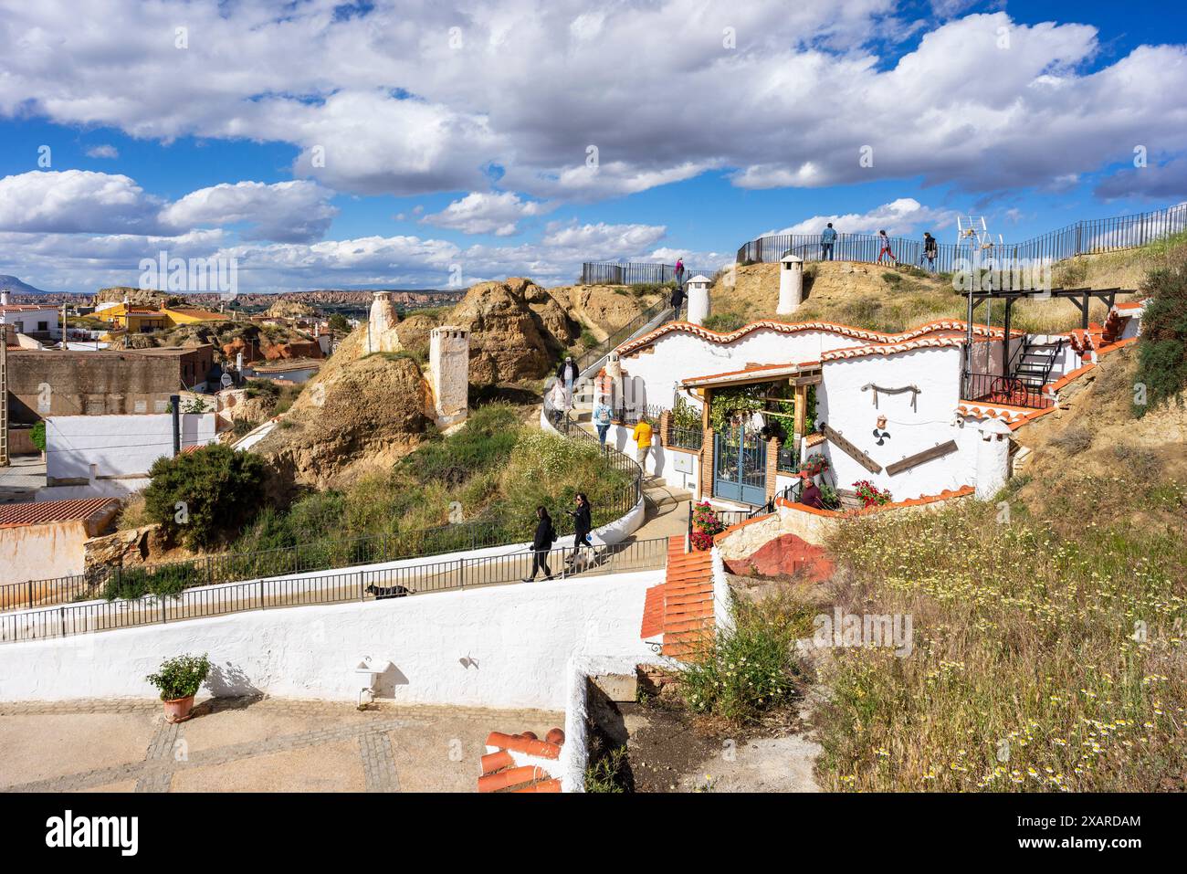 Guadix, turisti nel punto panoramico di padre Poveda, Geopark di Granada, provincia di Granada, Andalusia, Spagna. Foto Stock