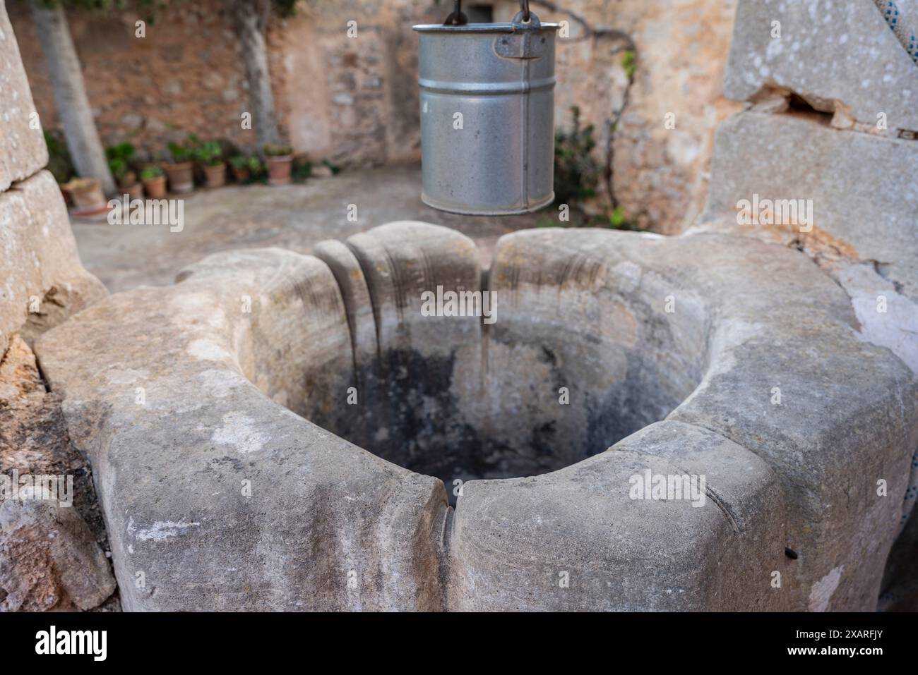 Cisterna storica erosa, Santuario della consolazione, Alquería Blanca, comune di Santanyí, Maiorca, Isole Baleari, Spagna. Foto Stock