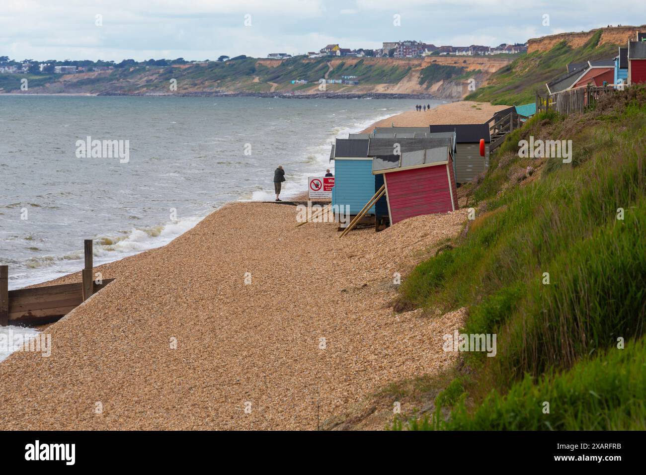 Milford on Sea, Hampshire, Regno Unito. 8 giugno 2024. Alcune capanne sulla spiaggia di Hordle Cliffs, Milford-on-Sea, sono state gravemente danneggiate a causa dell'erosione della spiaggia e dei movimenti di terra in seguito alle tempeste. Il nuovo Consiglio Distrettuale forestale ha organizzato i lavori per iniziare a rimuoverli il lunedì, se le condizioni lo consentono, il lavoro reso più difficile dal limitato accesso alla spiaggia e dal lavoro sulle maree. Crediti: Carolyn Jenkins/Alamy Live News Foto Stock