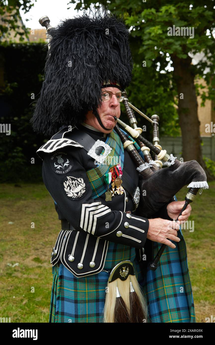 Pipa maggiore Diederik De Jaeger alla cerimonia di inaugurazione del Monumento alla Pace, 8 giugno 2024 a Hythe, Kent, Regno Unito. L'inaugurazione del monumento fu fatta da John Astor, terzo barone di Hever. Foto Stock