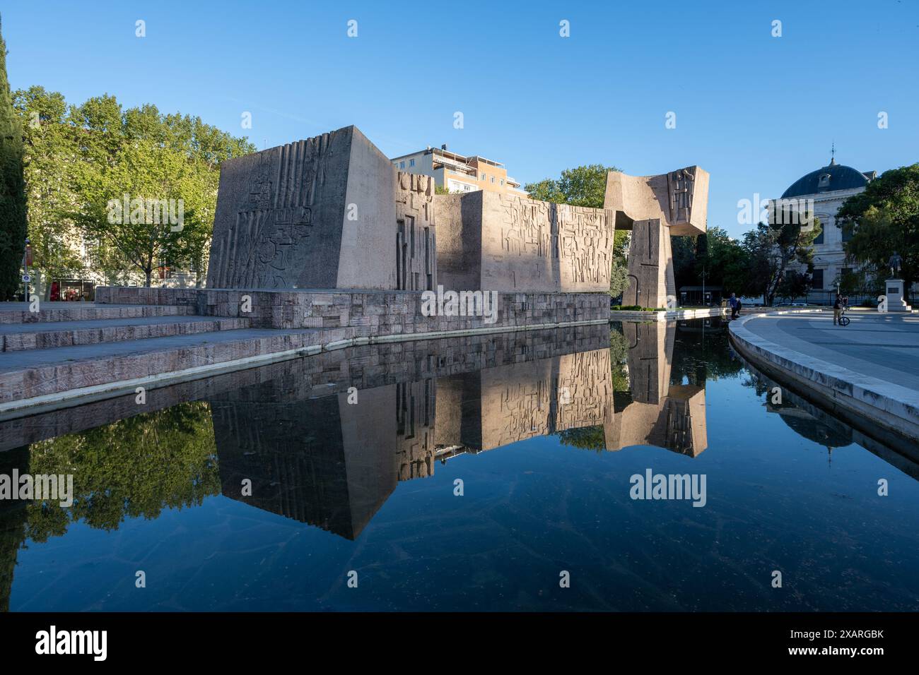 Madrid, Spagna - 12 aprile 2024 - Monumento alla scoperta dell'America di Joaquin Vaquero Turcios in Plaza Colon a Madrid, Spagna, nelle giornate di sole. Foto Stock