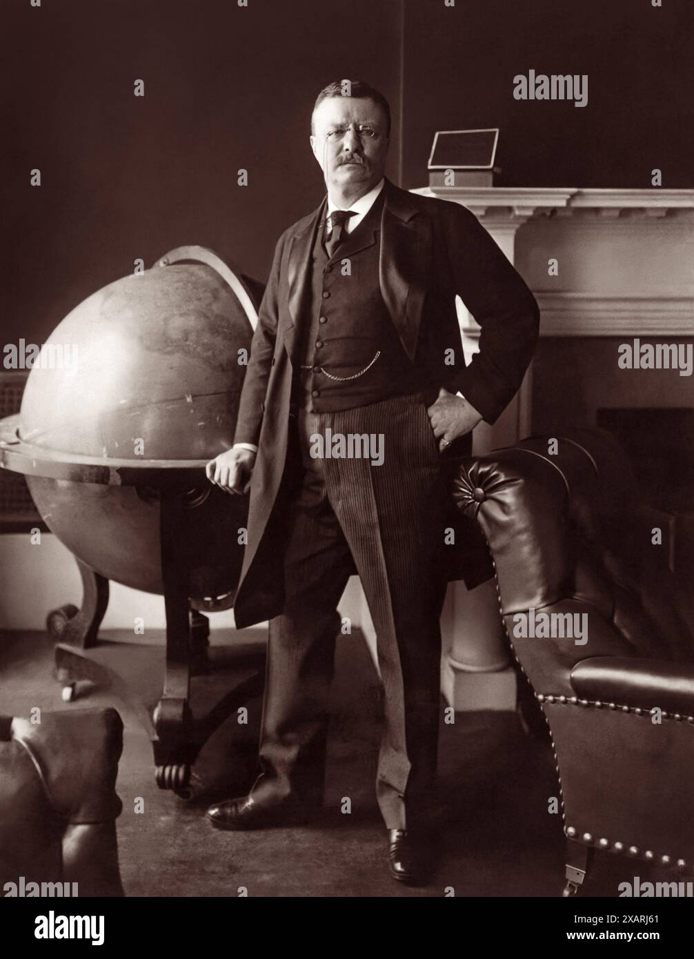 Il presidente degli Stati Uniti Theodore Roosevelt (1858-1919) sta con un grande globo intorno al 24 febbraio 1903. (USA) Foto Stock