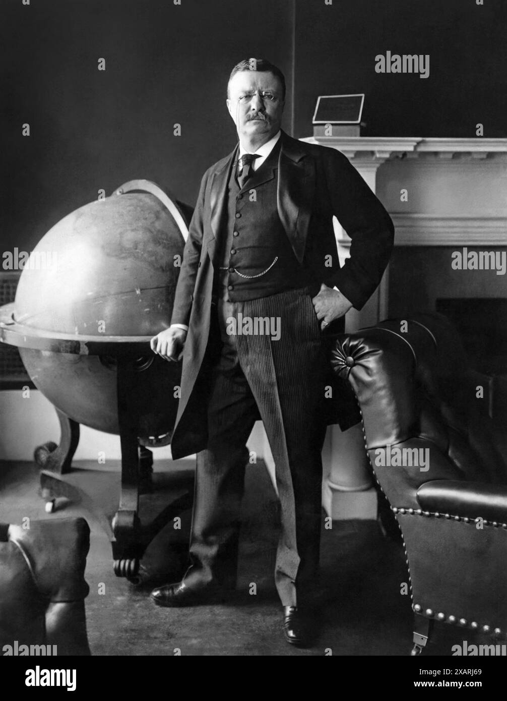 Il presidente degli Stati Uniti Theodore Roosevelt (1858-1919) sta con un grande globo intorno al 24 febbraio 1903. (USA) Foto Stock