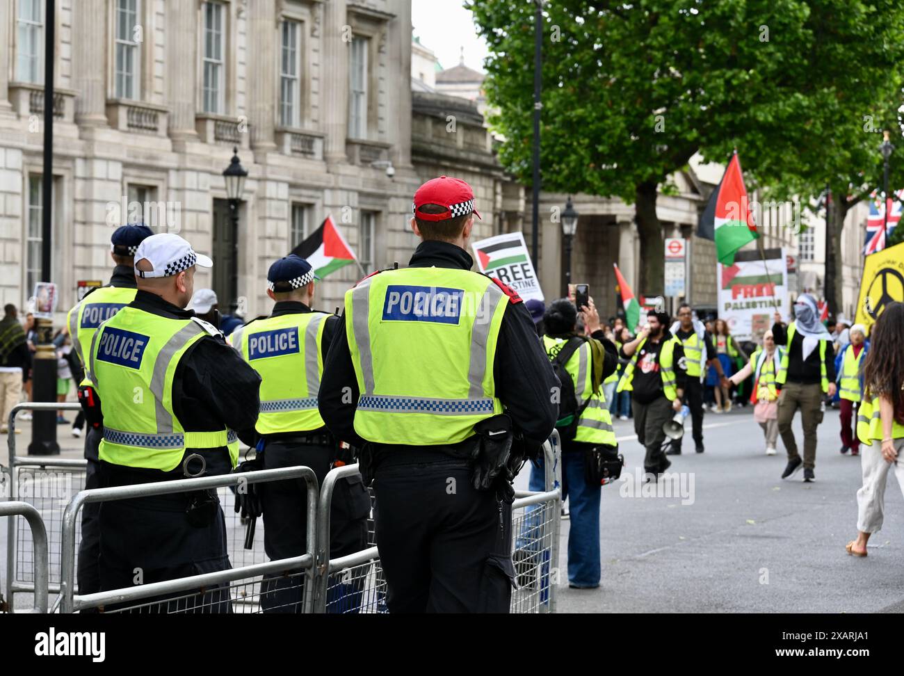 Londra, Regno Unito. Dimostrazione nazionale per Gaza: Porre fine al genocidio, smettere di armare Israele. Gli attivisti hanno marciato per chiedere che il governo smetta di armare Israele e chieda un cessate il fuoco permanente. Con le imminenti elezioni generali, tutti i partiti politici devono agire per fermare il genocidio a Gaza. Crediti: michael melia/Alamy Live News Foto Stock