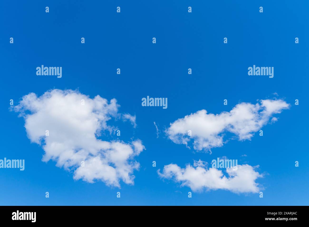 Cielo blu con soffice sfondo bianco nuvole Foto Stock