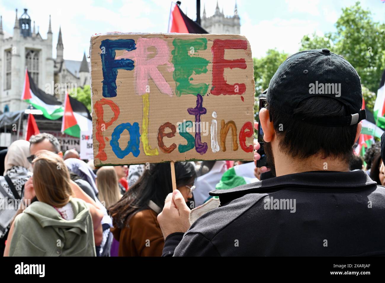 Londra, Regno Unito. Dimostrazione nazionale per Gaza: Porre fine al genocidio, smettere di armare Israele. Gli attivisti hanno marciato per chiedere che il governo smetta di armare Israele e chieda un cessate il fuoco permanente. Con le imminenti elezioni generali, tutti i partiti politici devono agire per fermare il genocidio a Gaza. Crediti: michael melia/Alamy Live News Foto Stock