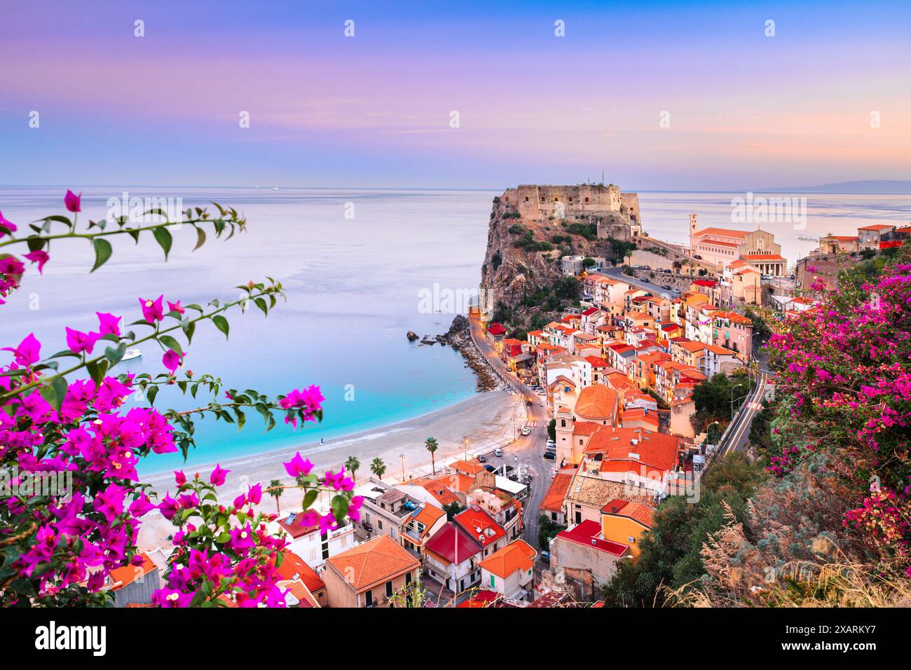 Scilla, storico paesaggio urbano italiano sulla costa del Mar Mediterraneo all'alba. Foto Stock