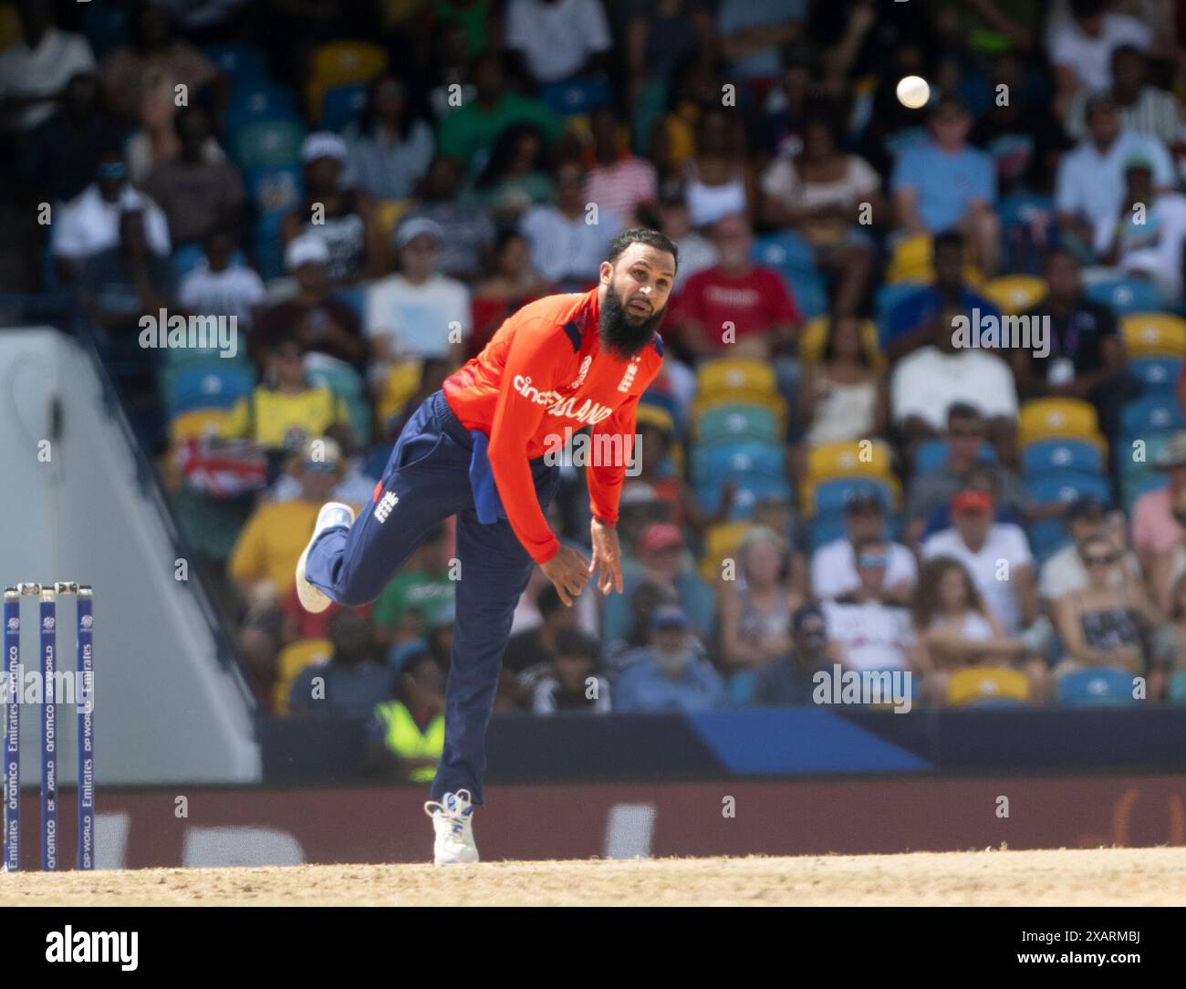 Bridgetown, Barbados. 8 giugno 2024. Coppa del mondo ICC T20 2024 - Australia contro Inghilterra Gran Bretagna Adil Rashid Bowls mentre l'Australia affronta l'Inghilterra nella Coppa del mondo ICC T20 a Kensington Oval, Bridgetown, Barbados. Crediti: Ian Jacobs/Alamy Live News Foto Stock