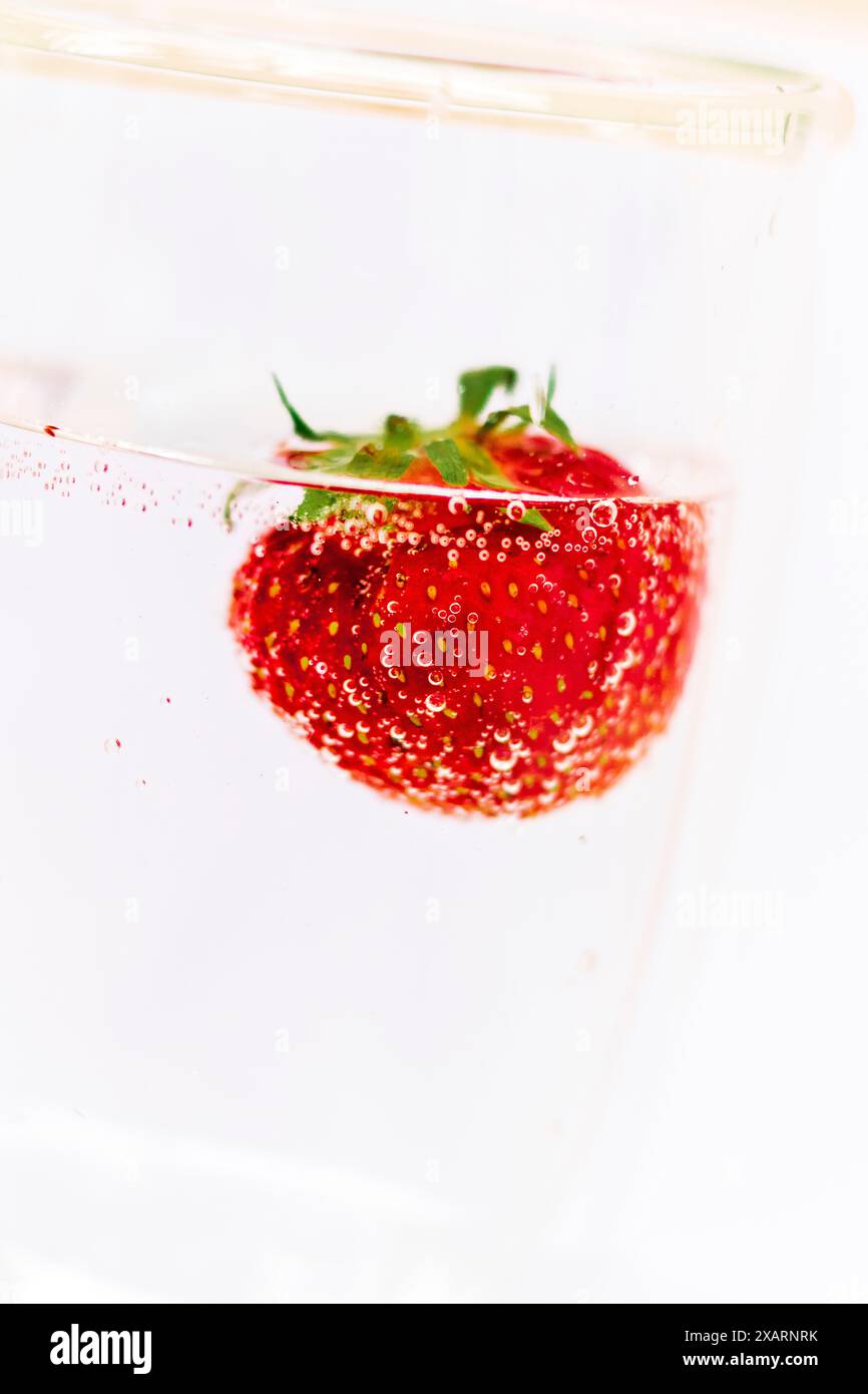 Primo piano della fragola nell'acqua. Shot fa bene alla pubblicità Foto Stock