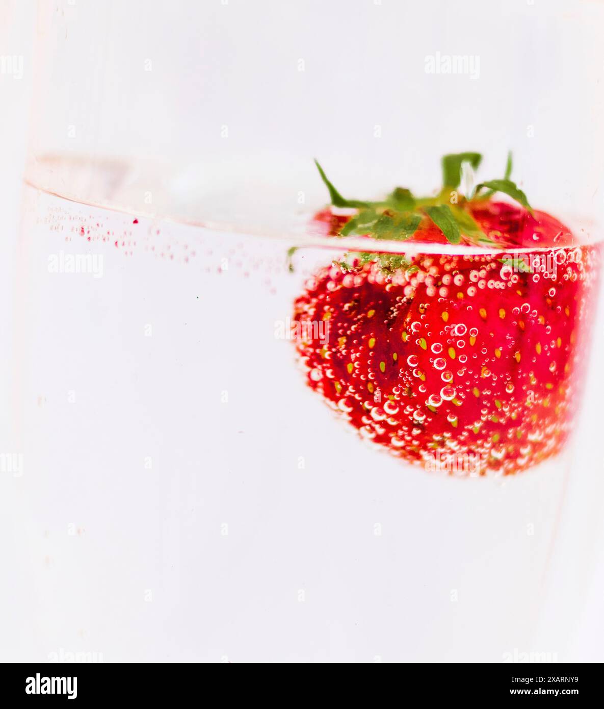 Primo piano della fragola nell'acqua. Shot fa bene alla pubblicità Foto Stock