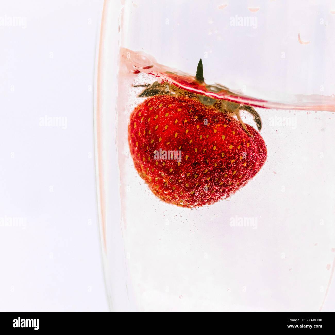 Primo piano della fragola nell'acqua. Shot fa bene alla pubblicità Foto Stock