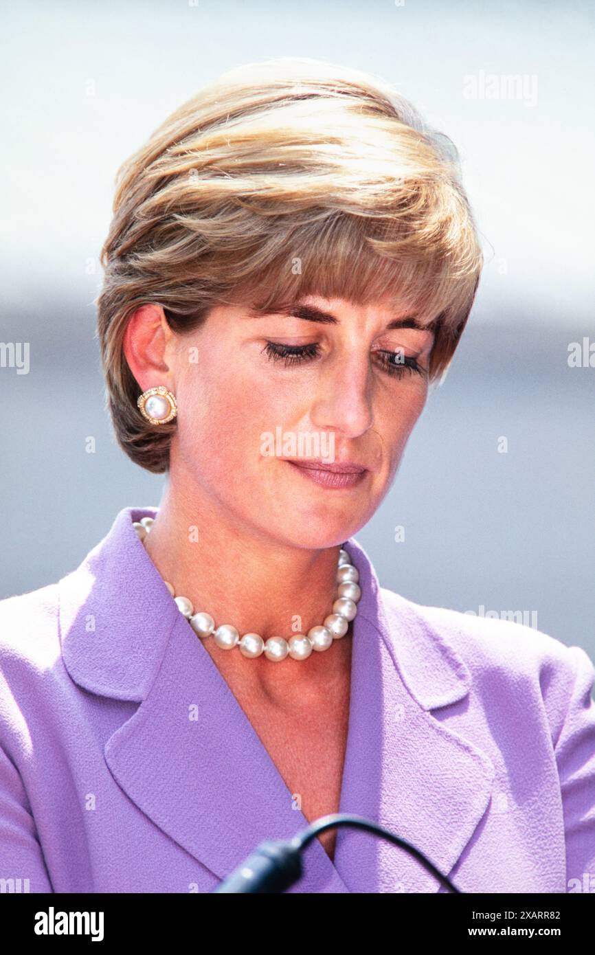 Diana, la Principessa del Galles, partecipa ad un annuncio sul divieto delle mine terrestri presso il quartier generale della Croce Rossa americana, il 17 giugno 1997, a Washington, D.C. Foto Stock