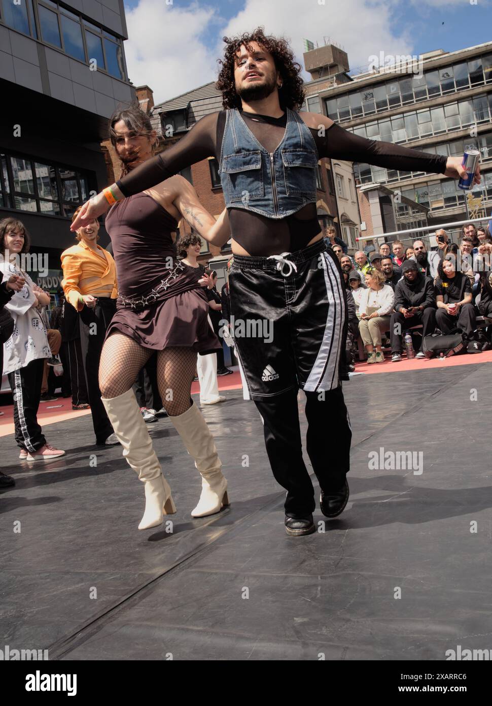 Birmingham, Regno Unito. 8 giugno 2024. Ballerini e partecipanti, godendosi l'atmosfera del B-SIDE Hip-Hop Festival, che è tornato per il suo nono anno, gli eventi durante il fine settimana, presentano i migliori talenti hip-hop provenienti da tutti i pilastri dell'Hip-Hop, tra cui Breakin', graffiti, DJing e MC'ing. Crediti: Tony Nolan/Alamy Live News Foto Stock